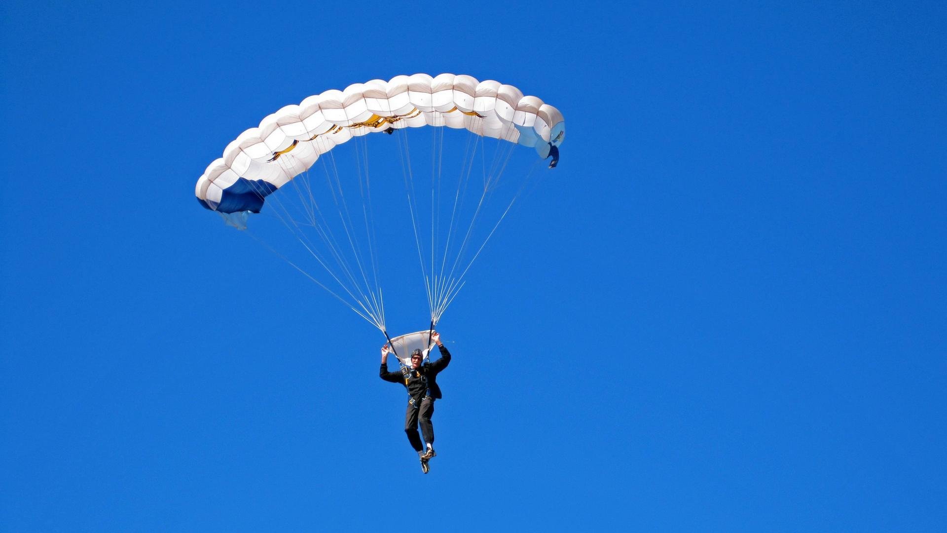 职业乒乓球联赛吸引大量社会关注,职业乒乓球员与业余的比赛视频