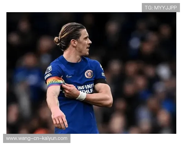 切尔西反复利用弱侧制造空档,加拉格尔频繁前插